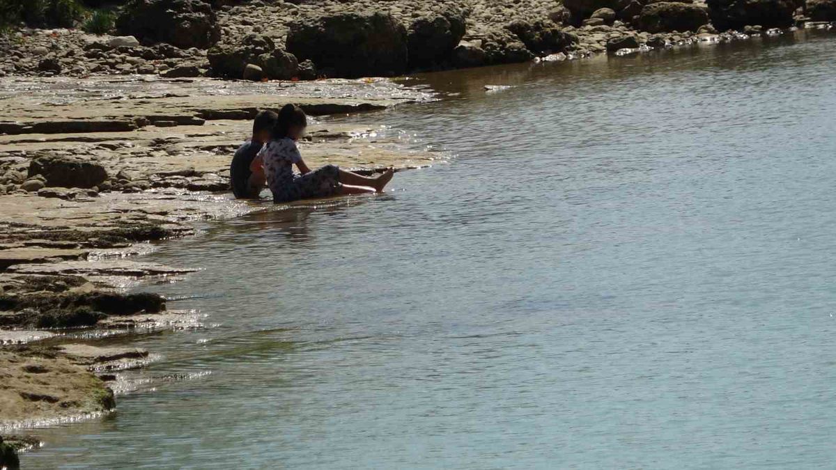 Manavgat'ta yasak dinlemiyorlar: Adacığa çocuklarıyla geçtiler