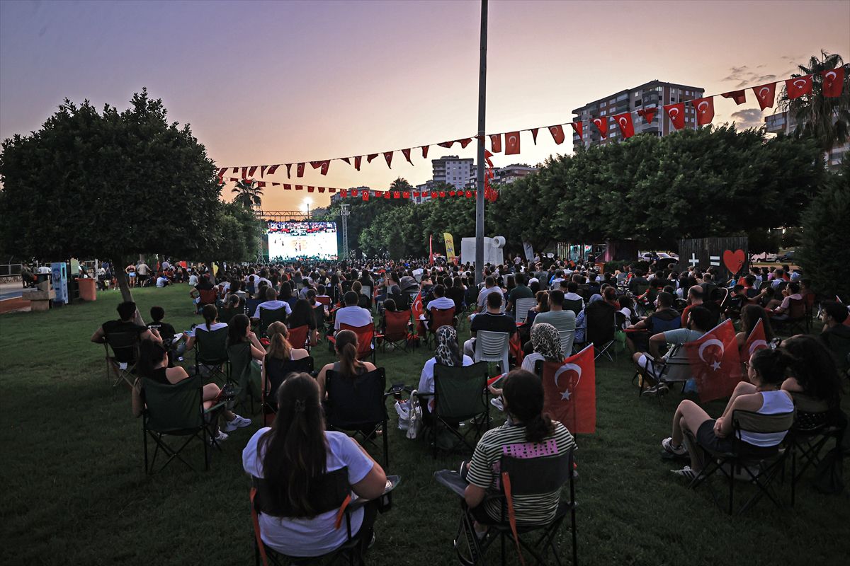 Adana ve Mersin'de Vatandaşlar Filenin Sultanları'nı Dev Ekranda Destekledi