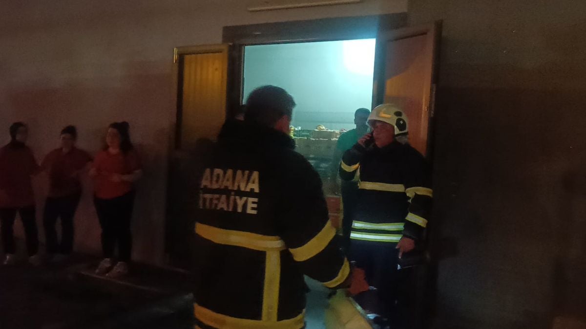 Kozan'da Zincir Market Deposunda Yangın