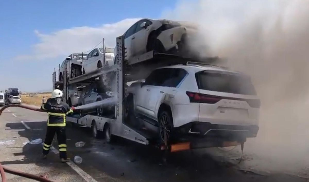 Ağrı'da Otomobil Taşıyan TIR'da Yangın