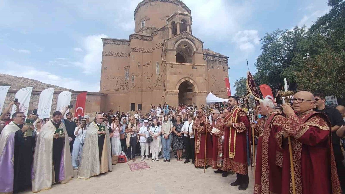 Akdamar Kilisesi'nde yıllık ayin yapıldı