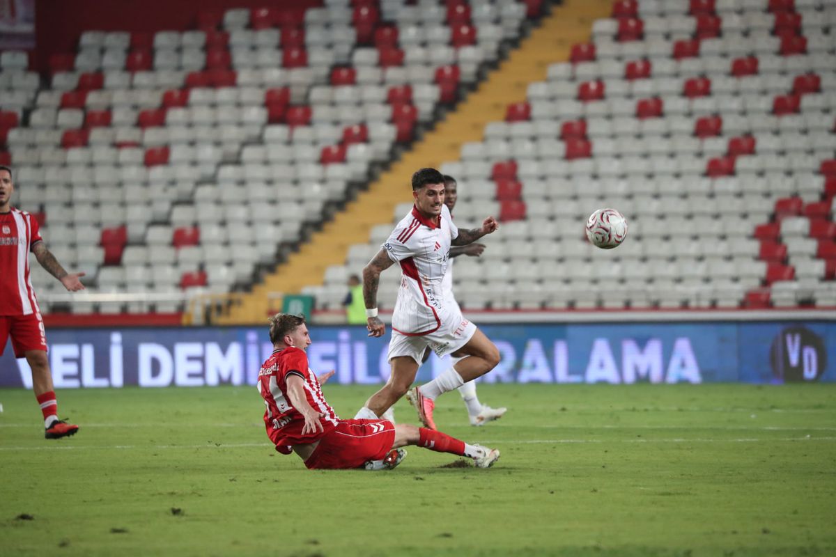 Antalyaspor evinde Sivasspor'a 2-1 mağlup oldu