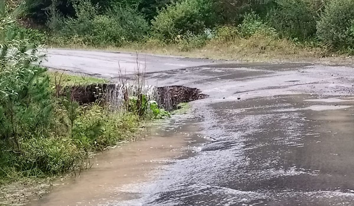 Posof'ta Şiddetli Sağanak ve Dolu Yollara Hasar Verdi