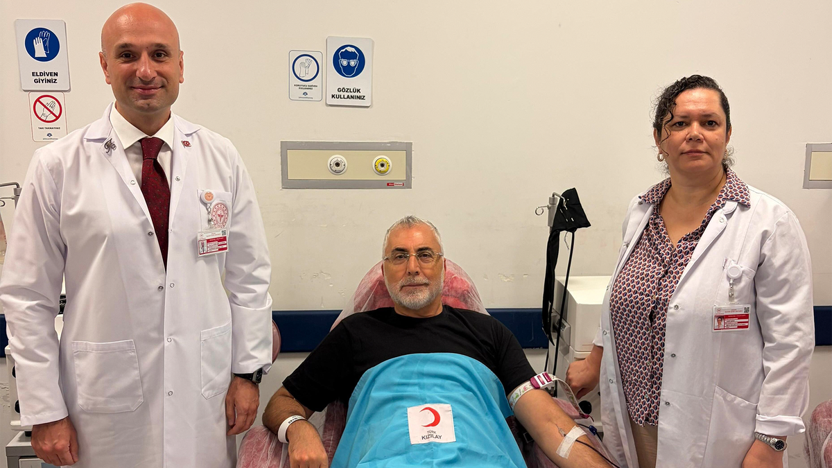 Bakan Işıkhan'dan Kızılay'a kan bağışı