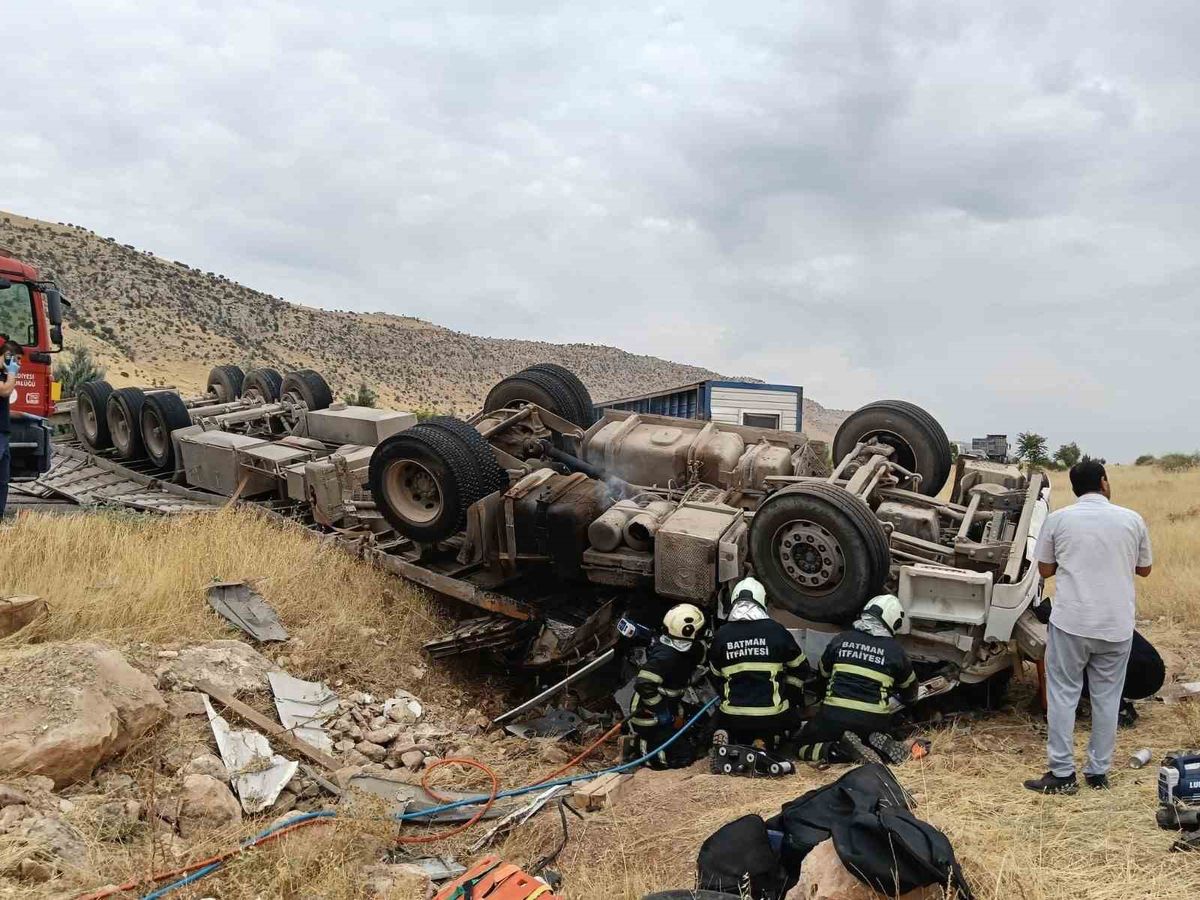 Hasankeyf Yolunda Tır Kazası: Sürücü Hayatını Kaybetti