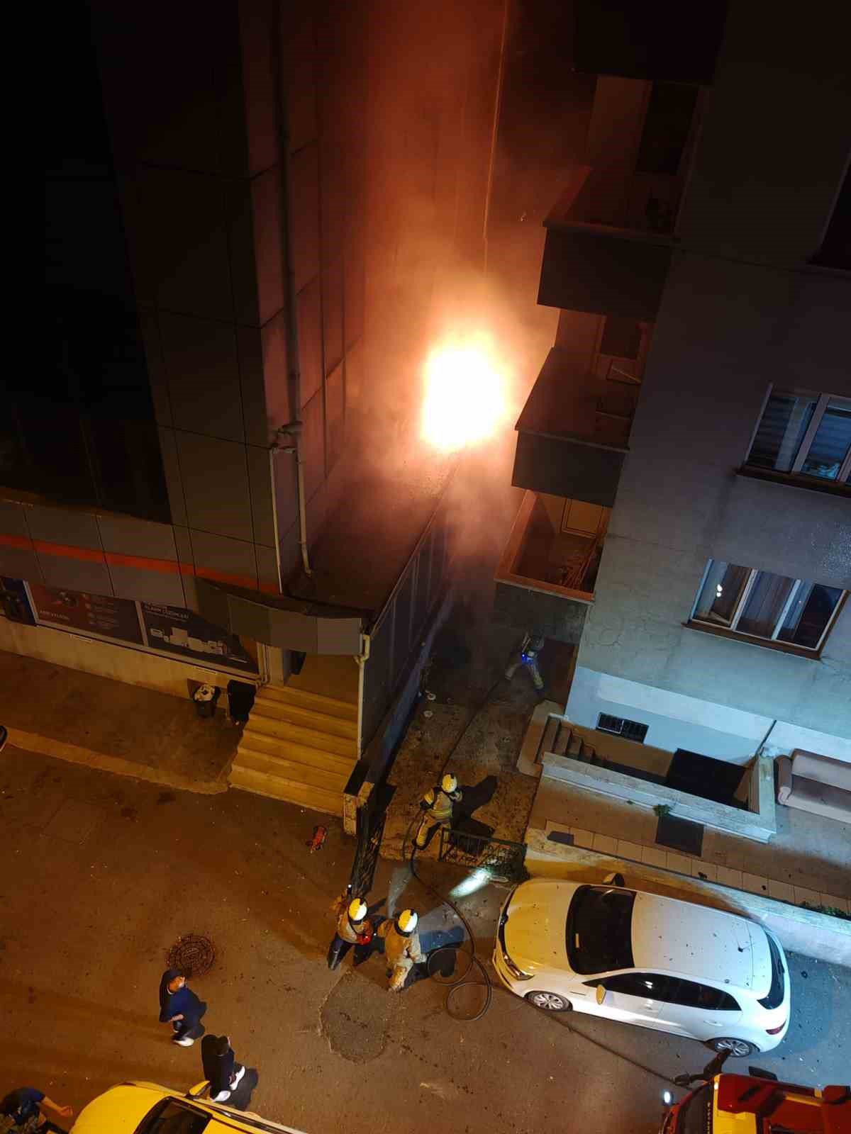 Beykoz'da İş Yeri Yangını Kontrol Altına Alındı