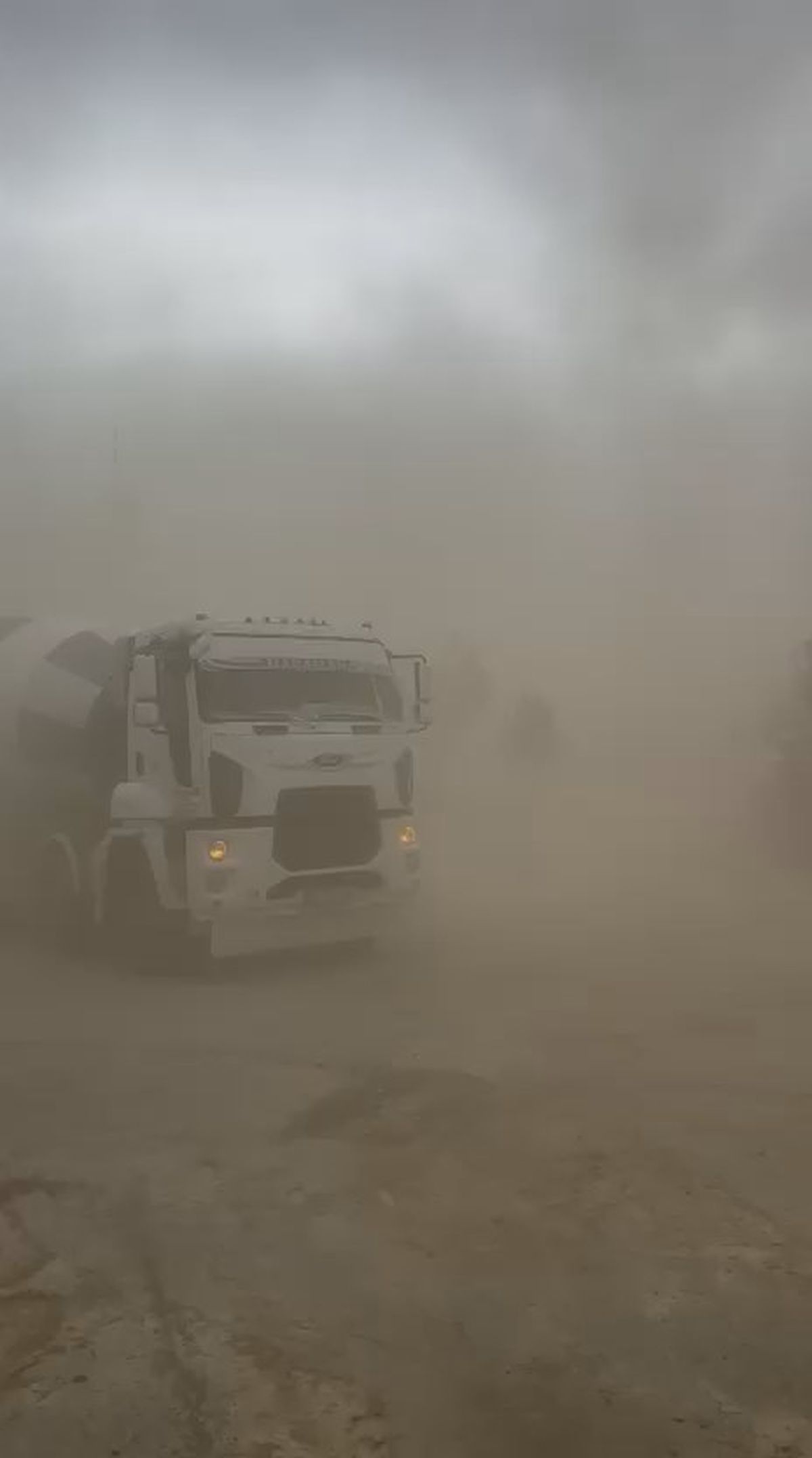 Bingöl'de kuvvetli rüzgar: Çatılarda hasar ve toz fırtınası