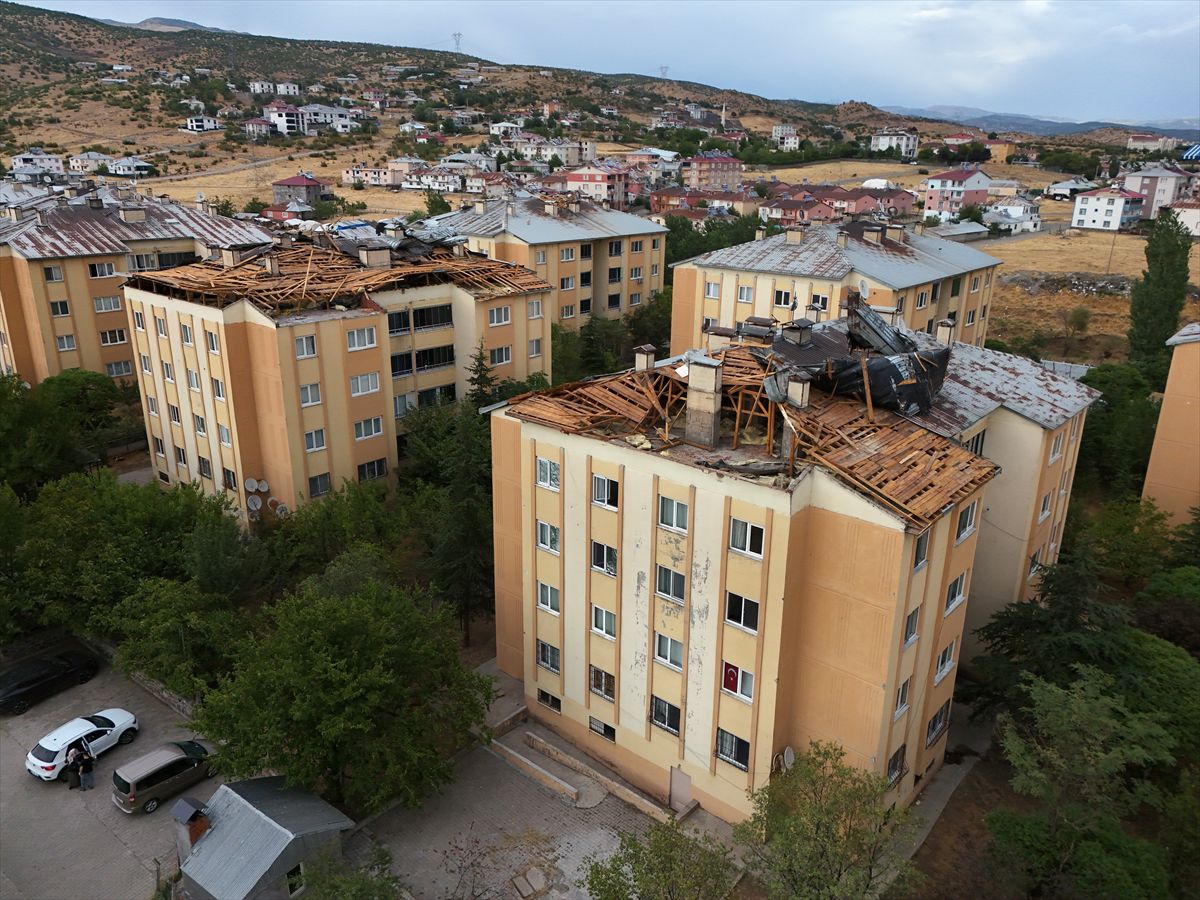 Bingöl'de Şiddetli Rüzgar: 12 Çatı Uçtu, Ağaçlar Devrildi