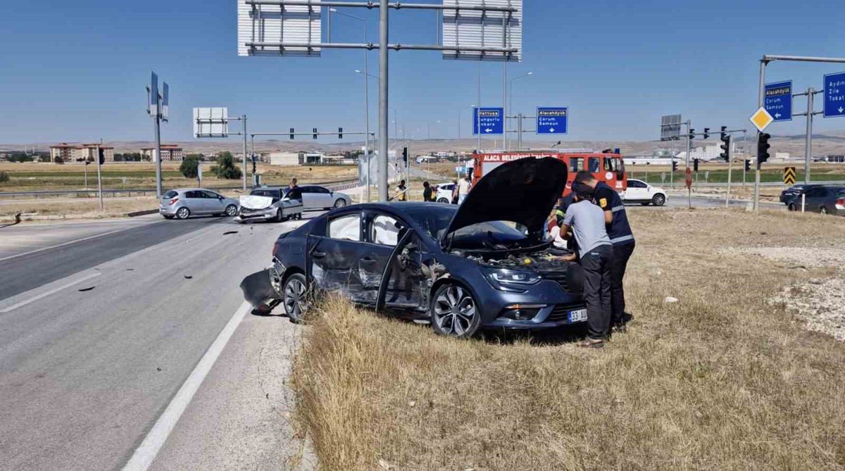 Alaca'da kavşakta çarpışma: 5 yaralı
