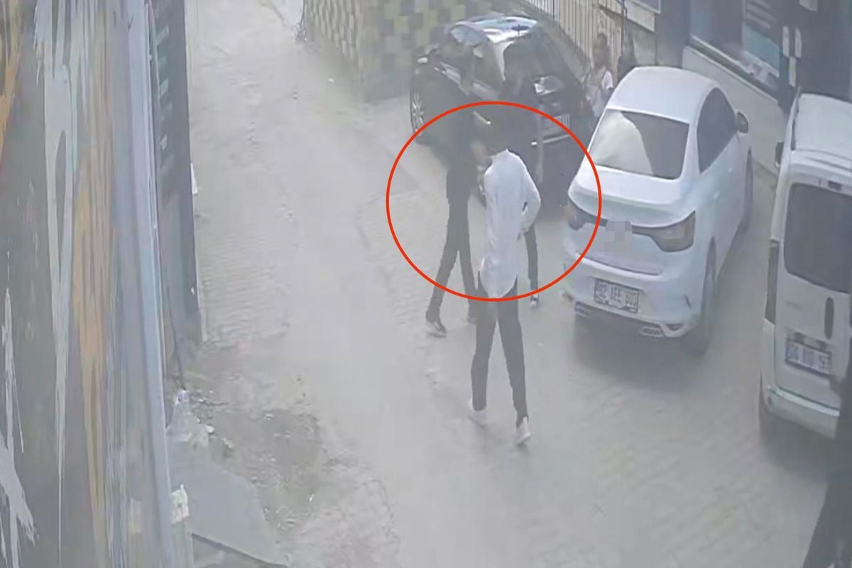 Darbedilen kadını sevgilisinin elinden kurtarmak isterken canından oluyordu