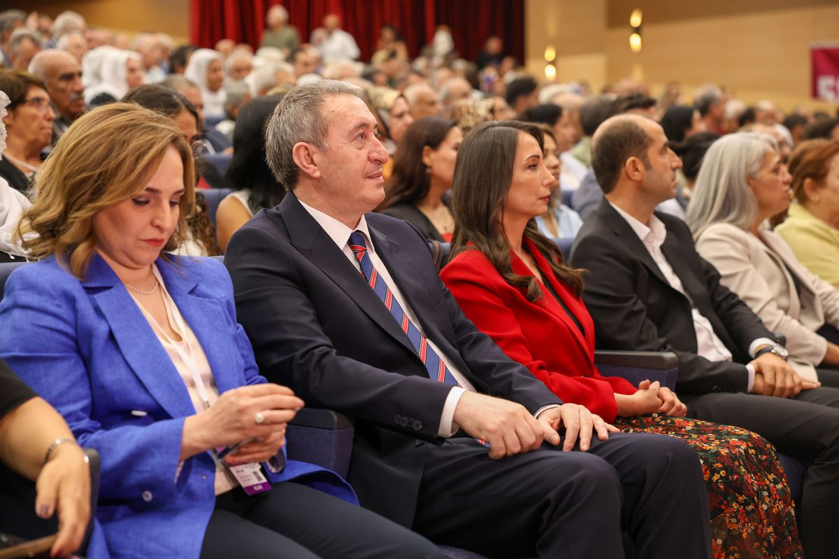 DEM Parti Kongresinde Bakırhan ve Hatimoğulları Yeniden Eş Genel Başkan Seçildi