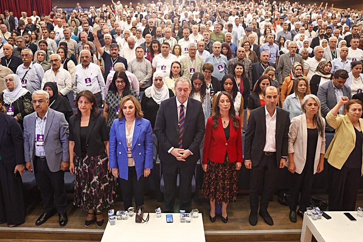 DEM Parti'de Tuncer Bakırhan ve Tülay Hatimoğulları yeniden Eş Genel Başkan seçildi