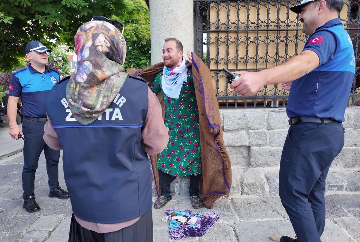 Tiyatroculardan Zabıta Haftası'na Renkli Kutlama: Dilenci Kılığında Sürpriz