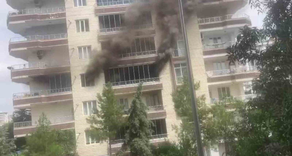 Diyarbakır'da Apartman Yangını: Çocuklar İtfaiye Merdiveniyle Kurtarıldı