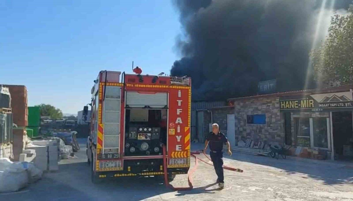 Edremit'te Yangın: 5 İş Yeri Hasar Gördü