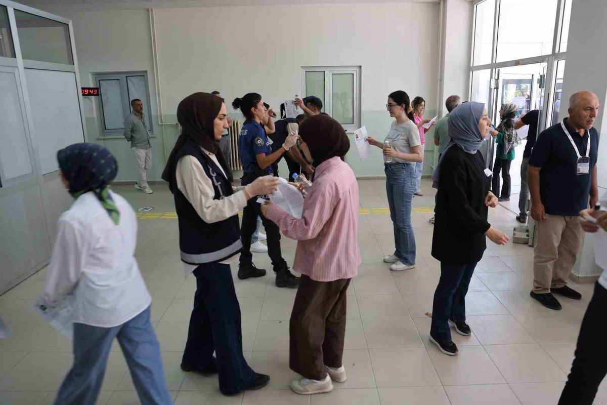 Elazığ'da KPSS heyecanı: Adaylar ter döktü