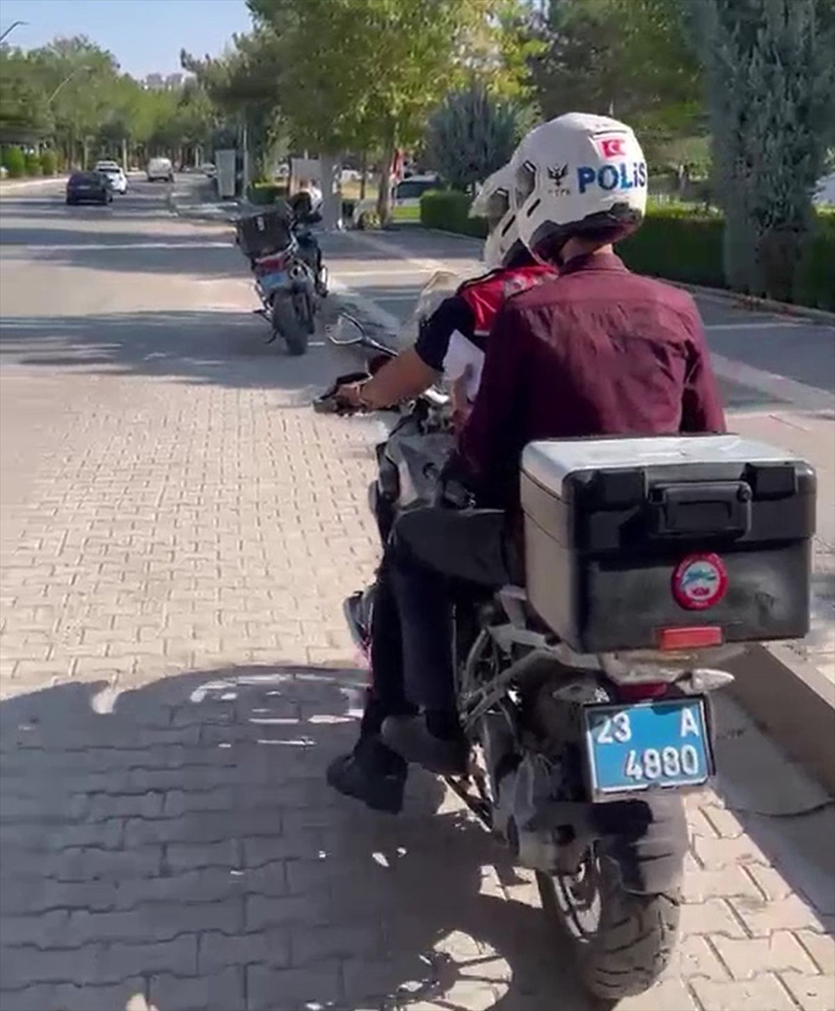 Elazığ'da polis, KPSS'ye geç kalan adayları sınava yetiştirdi