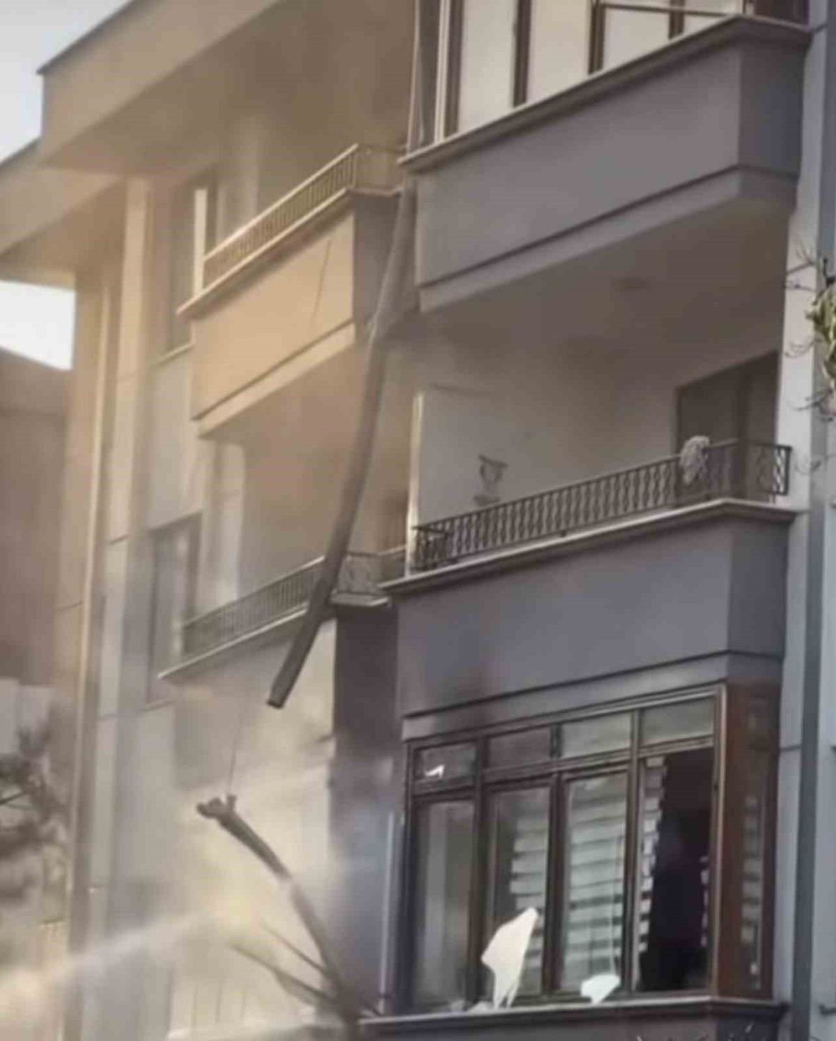 Bursa'da şarj istasyonu yangını: Alevler daireye sıçradı