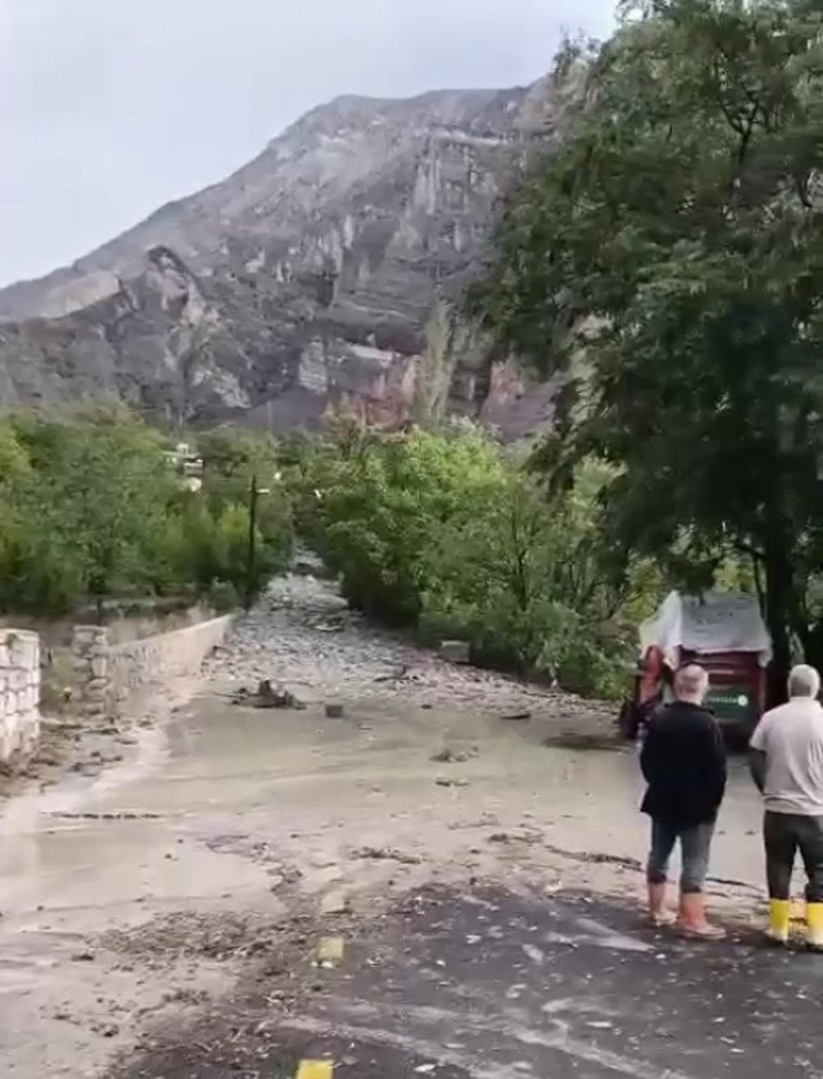 Uzundere'de Sel Felaketi: 2 Araç Hasar Gördü, Yollar Kapandı