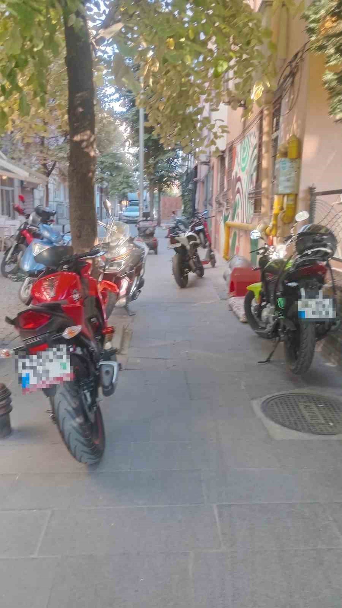 Eskişehir'de kaldırım işgali: Motosiklet parkları yayaları yola düşürdü