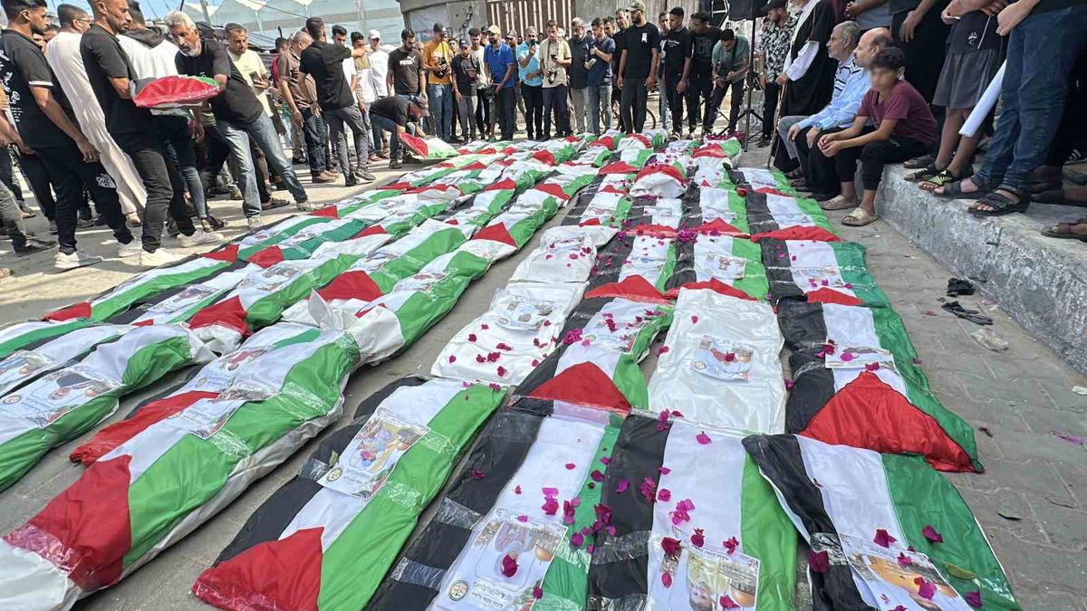 Gazze'de 100 Filistinli için toplu cenaze töreni