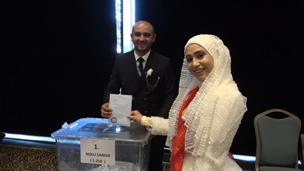 Gelin ve damat, MHP'nin kongresine katıldı