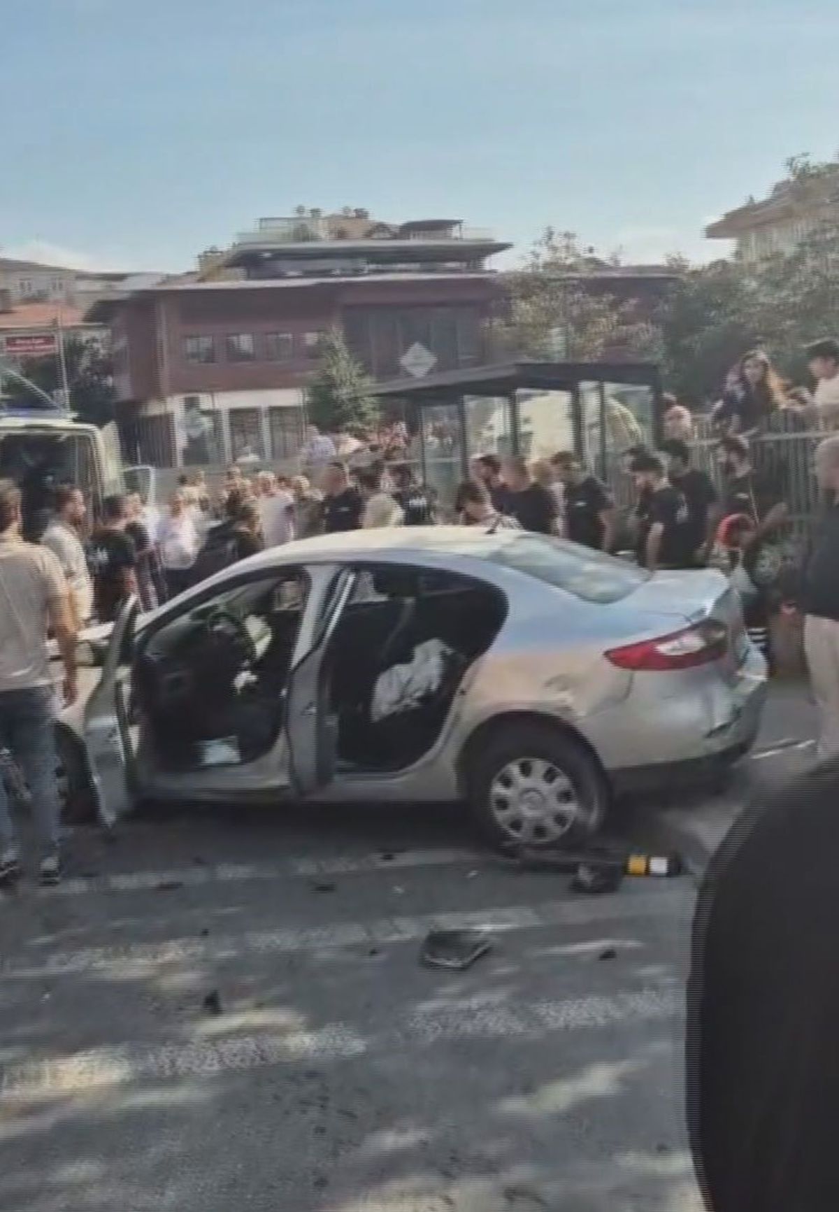 Güngören'de Otomobil Durağa Daldı: 4 Yaralı