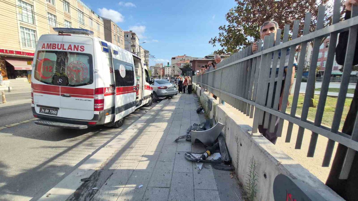 Güngören'de Otomobil Kaldırıma Çıktı: 4 Yaralı, Sürücü Gözaltında
