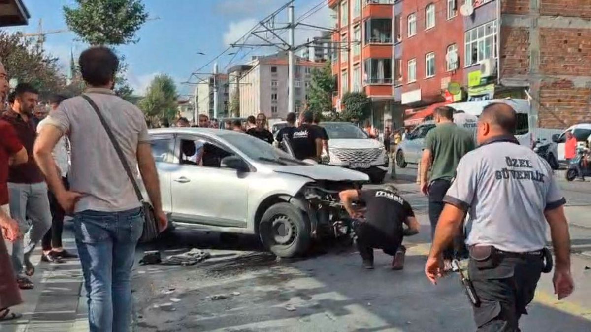 Güngören'de Sürücü Kaldırıma Çıktı: 2 Yaya Yaralandı