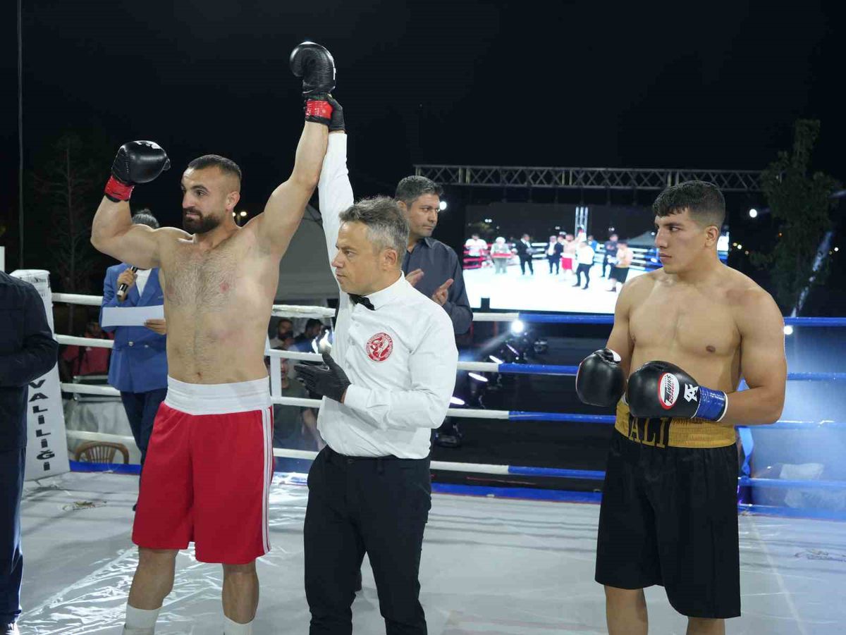 Iğdır'da 4 Ülkenin Sporcularıyla Şampiyon Boks Gecesi