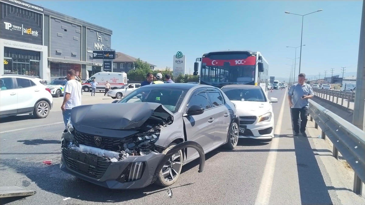İnegöl'de zincirleme kaza: 1 yaralı