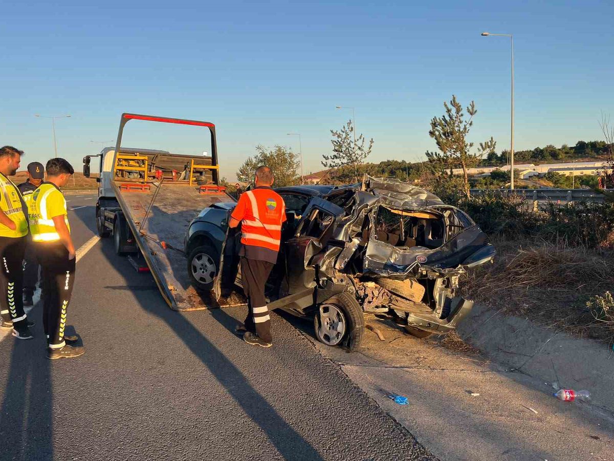 Arnavutköy'de Tır Hafif Ticari Araca Çarptı: 6 Yaralı
