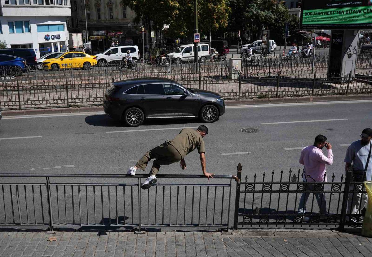Karaköy'de bariyer krizi: Yayalar alt geçit yerine riskli yolu seçiyor