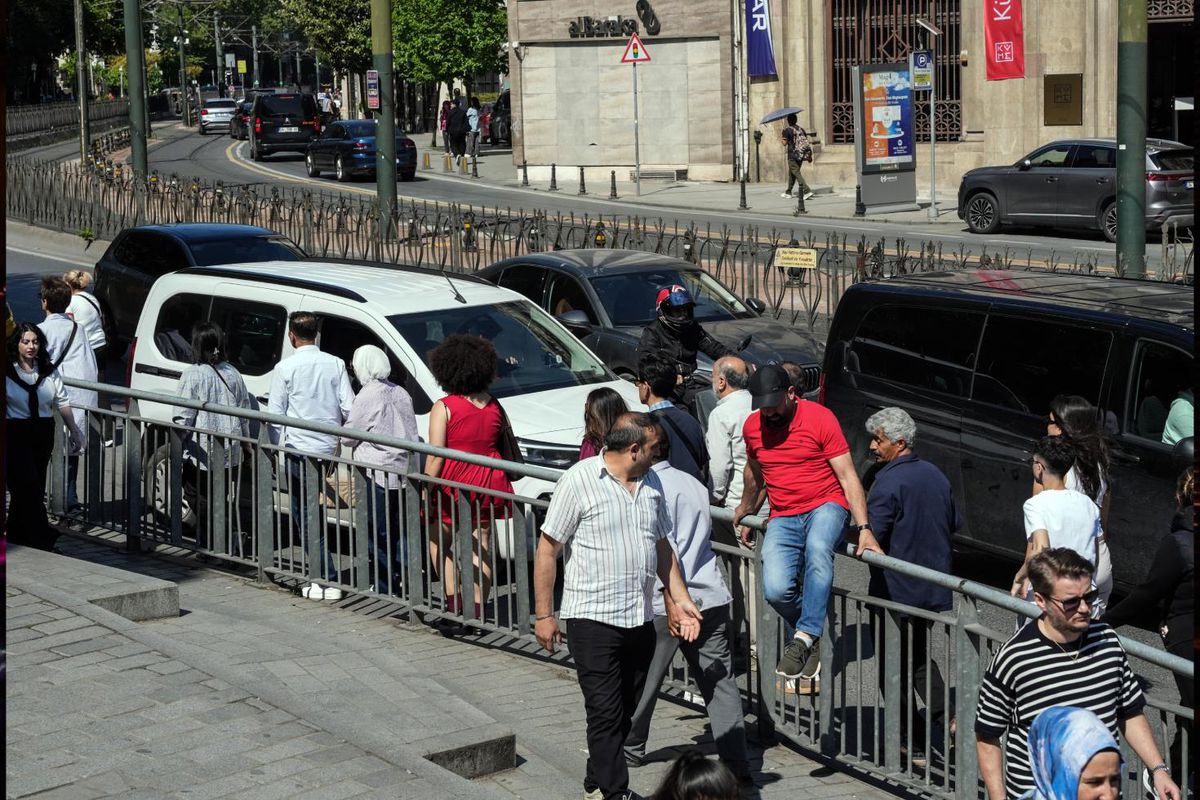 Karaköy'de bariyer krizi! Yolu kısaltmak için buldukları çözüm ölüme davetiye çıkarıyor