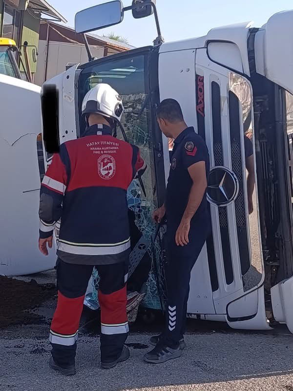 Kırıkhan'da Hafriyat Kamyonu Devrildi: Sürücü Yaralandı