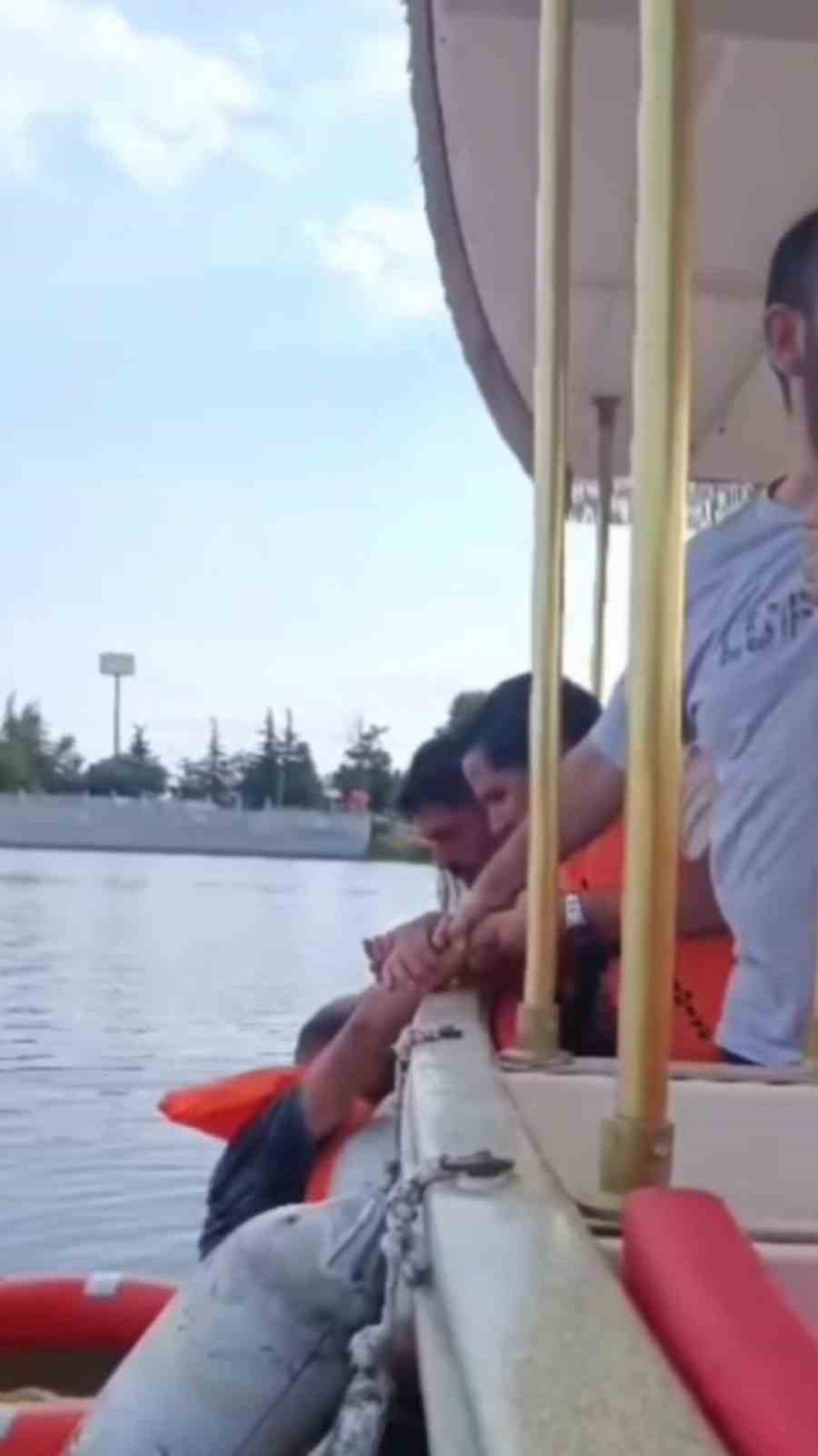 Meriç'te Köprüden Düşeni Gezi Teknesi Kurtardı