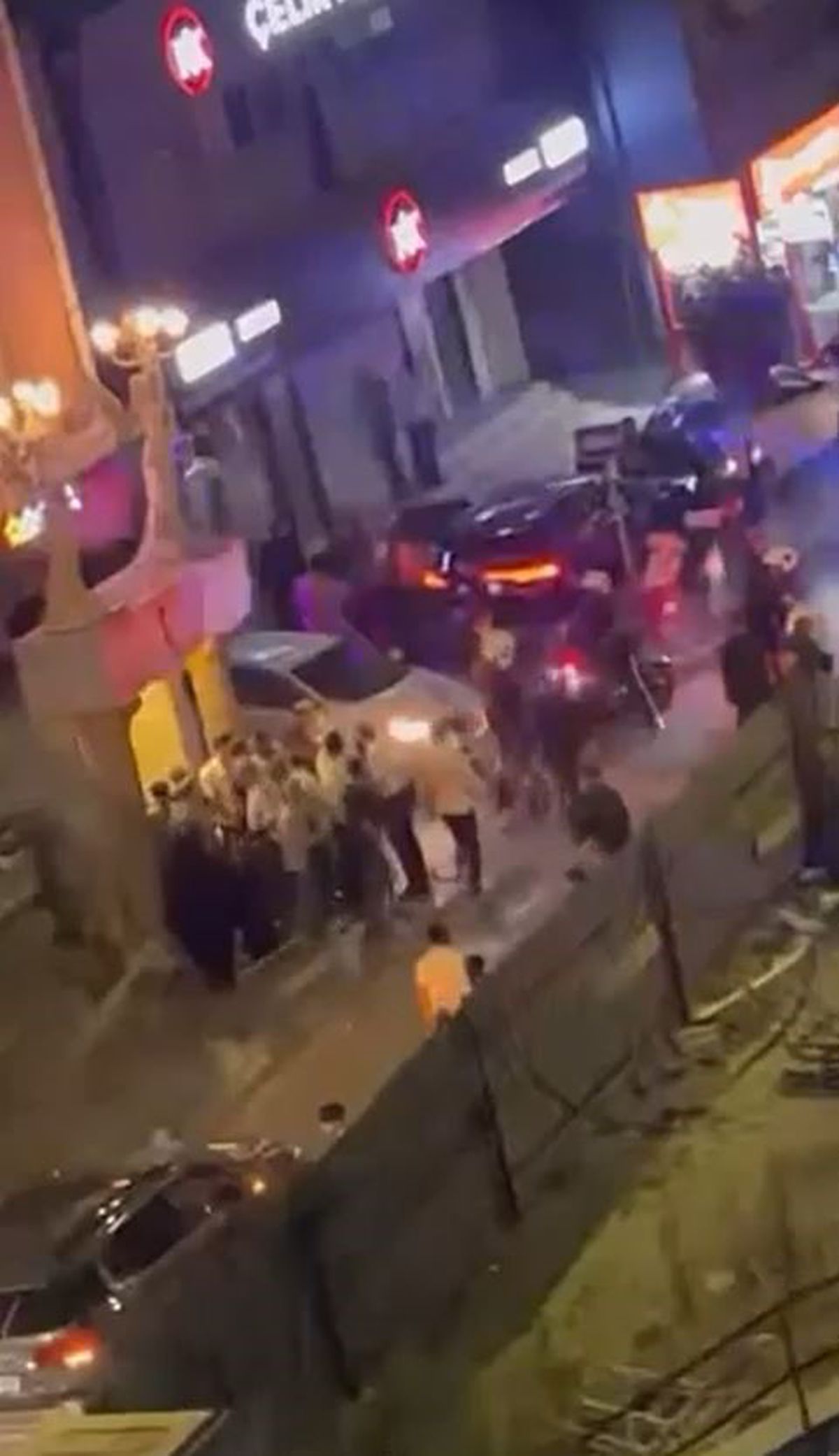 Küçükçekmece'de Düğün Salonu Kavgası Sokağa Taştı