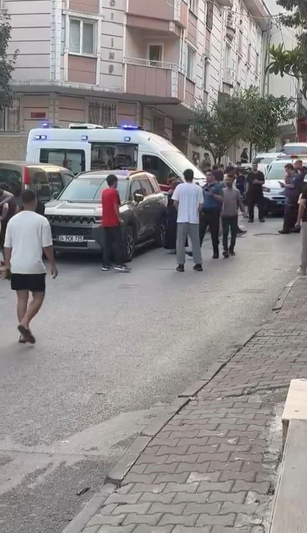 Küçükçekmece'de Silahlı Kavga: Yoldan Geçen 2 Kişi Yaralandı