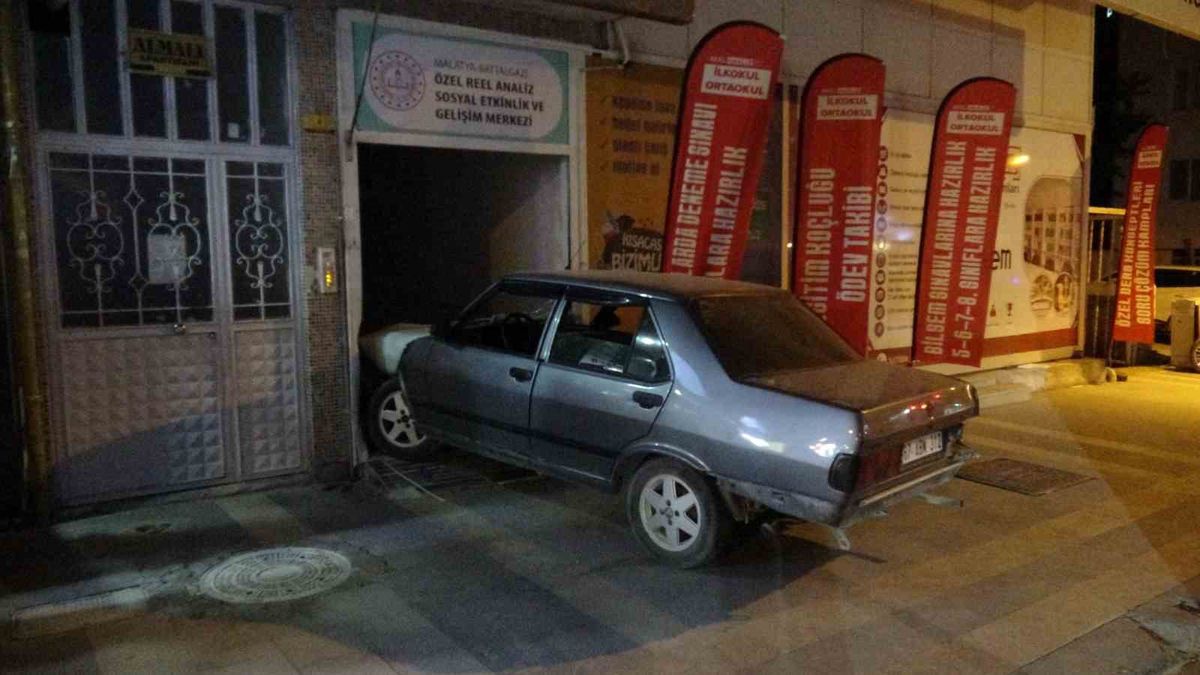Malatya'da Kontrolden Çıkan Otomobil Dershaneye Girdi: 2 Araç Hasar Gördü