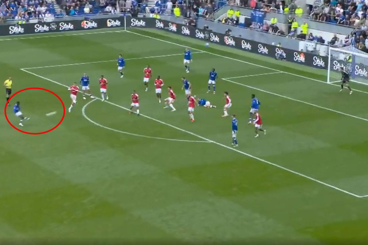 Manchester United'a 90+6'da büyük şok! Son saniyede kaleye füze yolladı