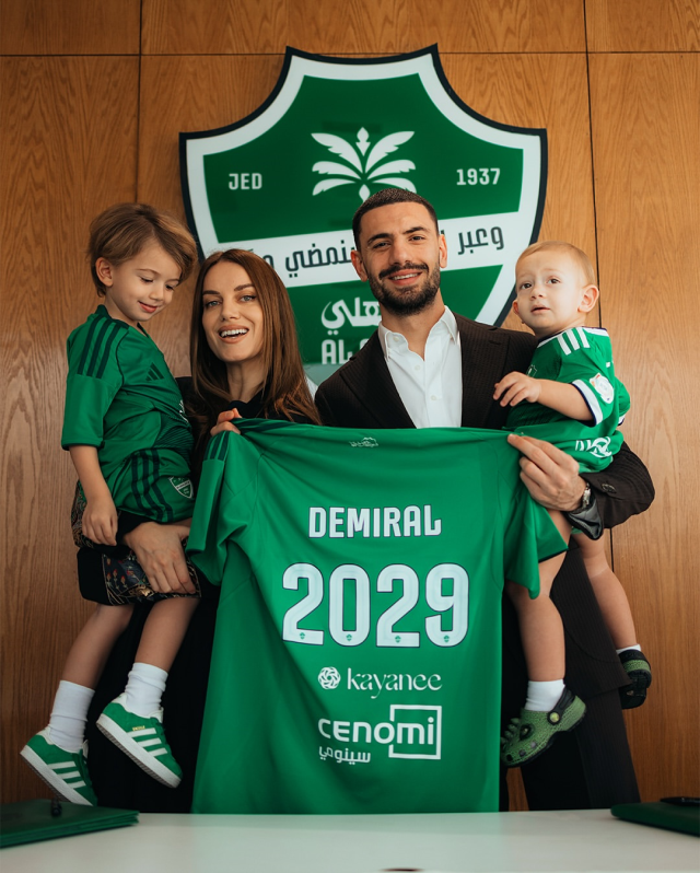 merih demiralin esinden kafa k 57830086 8802 1 m