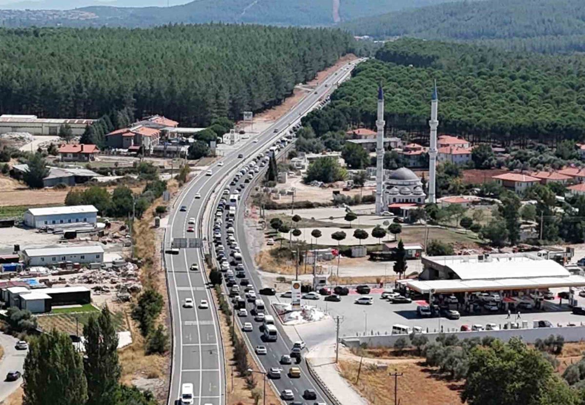 Muğla'da Zincirleme Trafik Kazası: Yol Kapandı, Araç Kuyrukları Oluştu