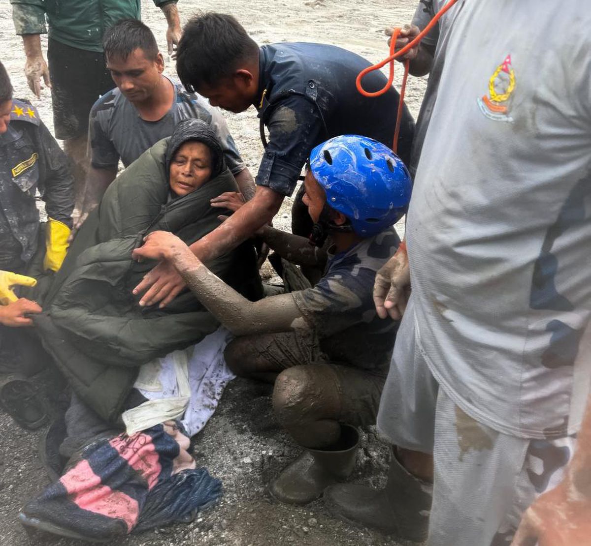 Nepal'de 10 Gün Sonra Sel Felaketinden Kurtarılan Kadın