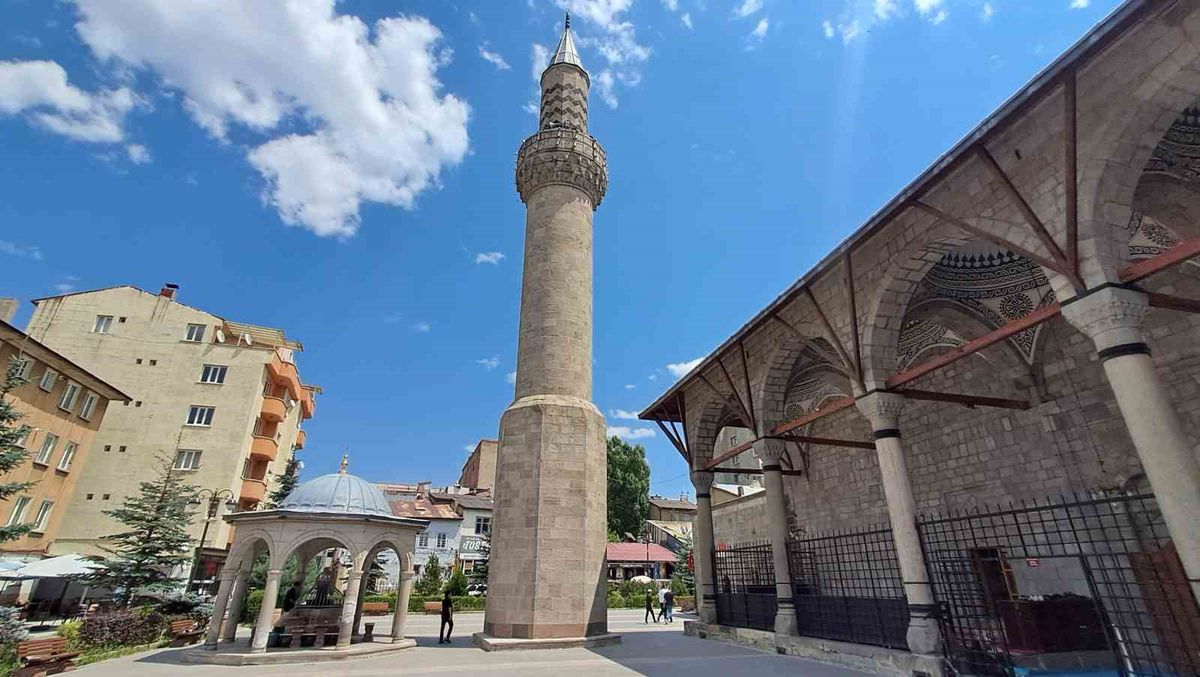 Tarihi caminin sıra dışı minaresi