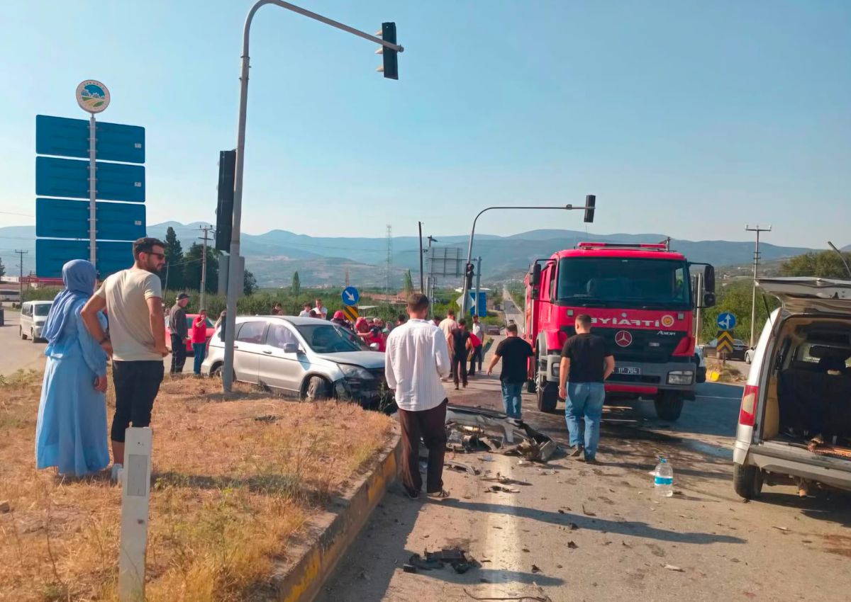 Geyve'de Korkunç Kaza: 2'si Çocuk 6 Yaralı