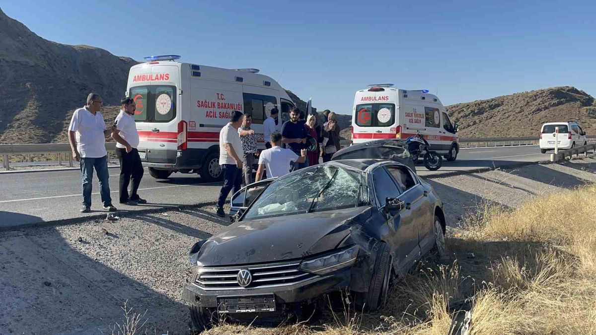 Sivas'ta Otomobil Şarampole Çıktı: 5 Yaralı