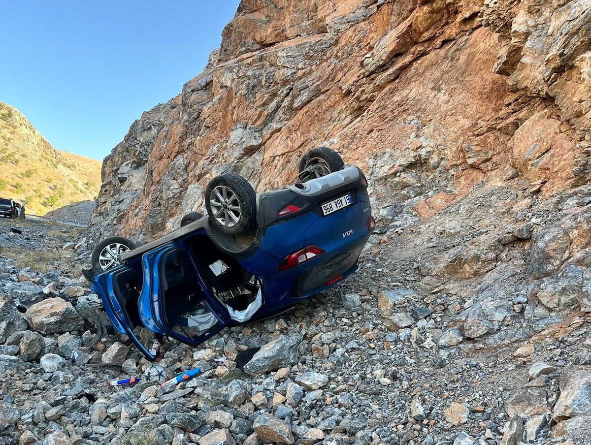Adıyaman'da Otomobil Şarampole Yuvarlandı: 1'i Çocuk 5 Yaralı