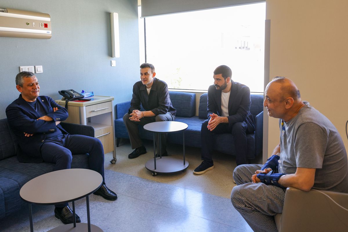 Özgür Özel, bıçaklı saldırıda yaralanan Milletvekili Melih Meriç'i hastanede ziyaret etti