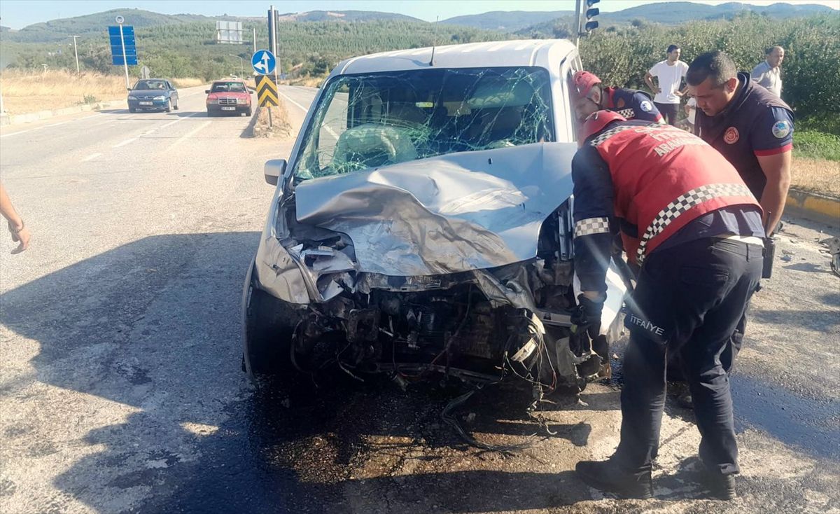 Geyve'de iki araç çarpıştı: 6 yaralı