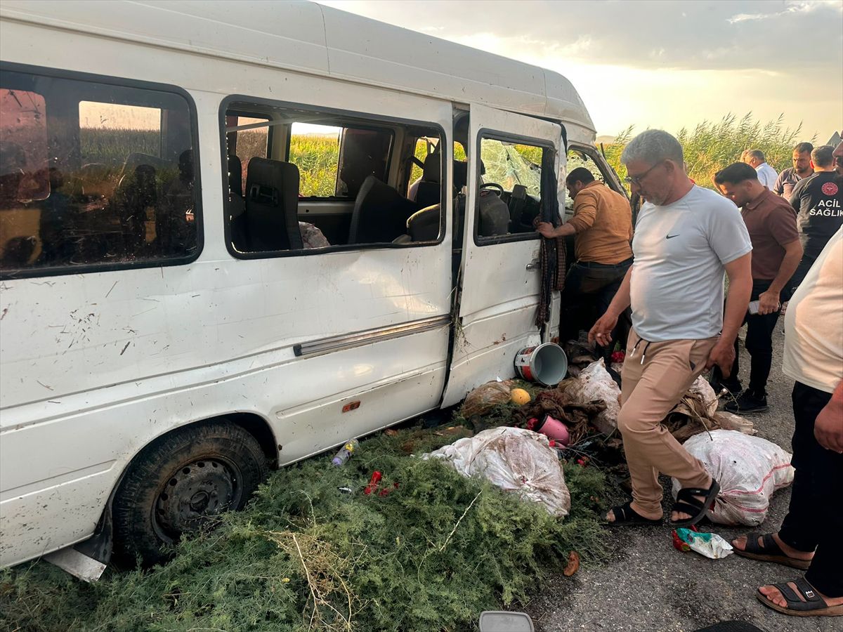 Akçakale'de Minibüs Kanalına Devrildi: 15 Yaralı